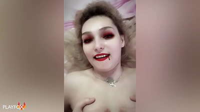 Ivan Helsing siri ike fucks a sexy vampire na-abịa na ya ịnyịnya ibu